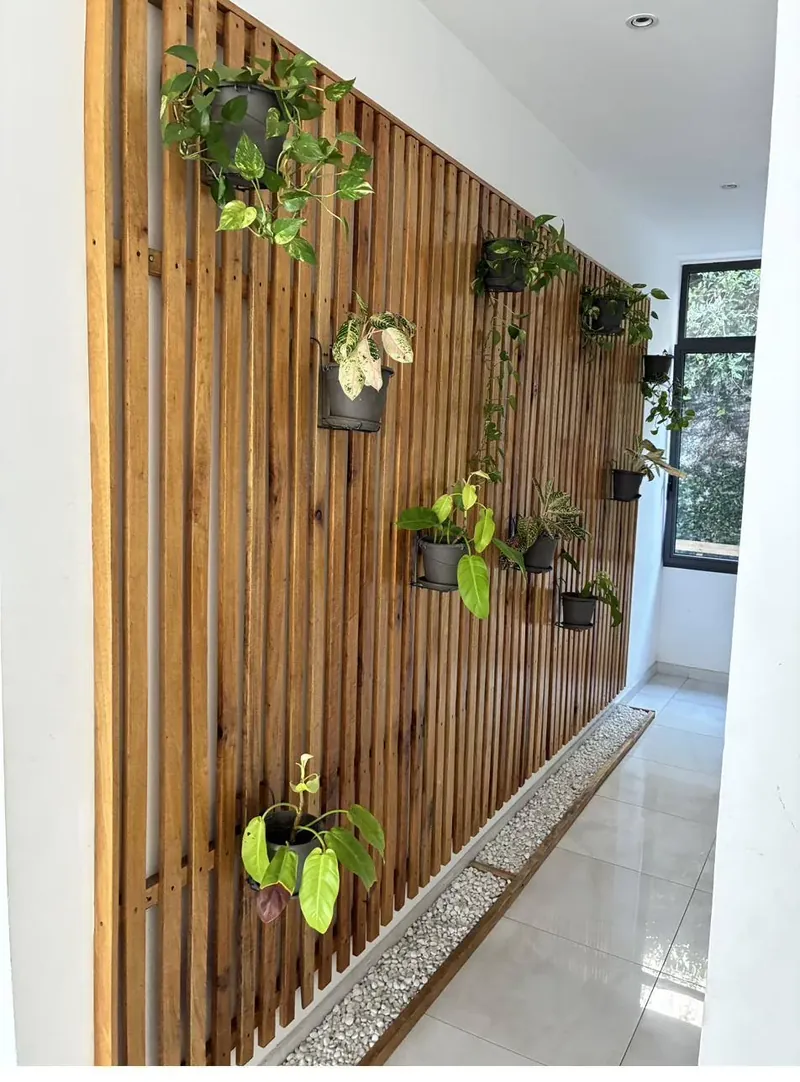 Cloison bois ajourée avec jardin vertical — Menuiserie, D-Allians Abidjan