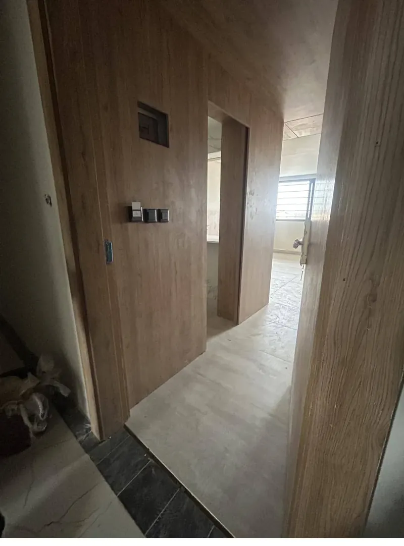 Habillage couloir et portes en bois — Menuiserie, D-Allians Abidjan