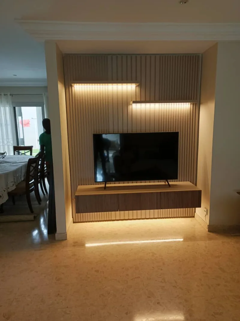 Espace TV habillé claustra bois et éclairage indirect — Salon, D-Allians Abidjan