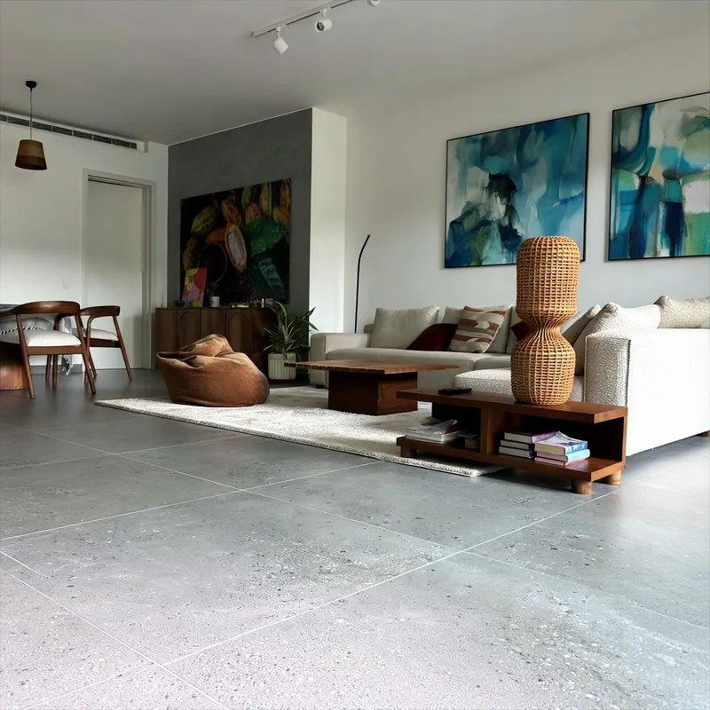 Séjour ouvert aménagé par D-Allians à Abidjan : canapé sur mesure,
                toile de cacao et mobilier en bois massif