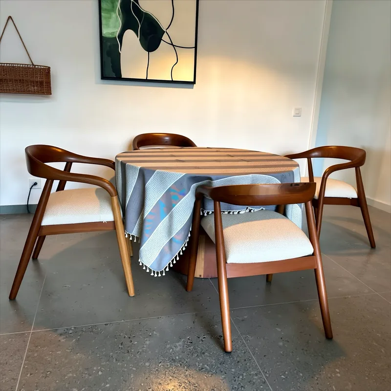 Coin repas — table ronde et chaises en bois massif — Salon, D-Allians Abidjan